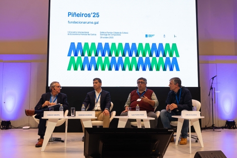 Ponentes durante la mesa redonda sobre 'Las dolencias de los pinos. Experiencias y lecciones aprendidas desde Am&eacute;rica Latina para Galicia'.