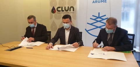 Firma del convenio de colaboración entre la Fundación Arume y la cooperativa CLUN
