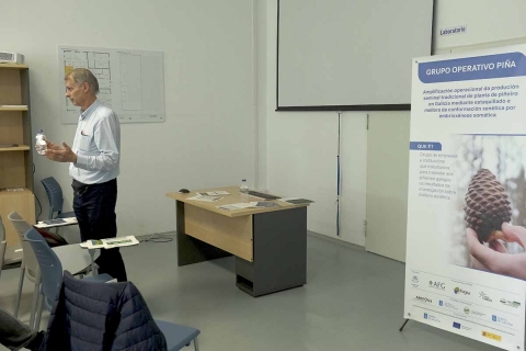 Fernando Droppelmann, da Cooperativa de Mejoramiento Gen&eacute;tico de Chile, durante unha ponencia que ofreceu para os integrantes do Grupo Operativo Pi&ntilde;a.